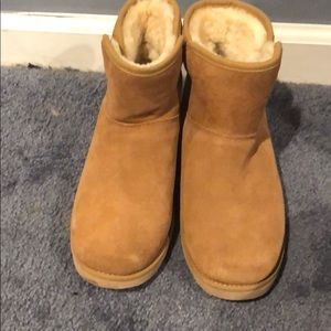 Uggs size 4 youth or women’s 6